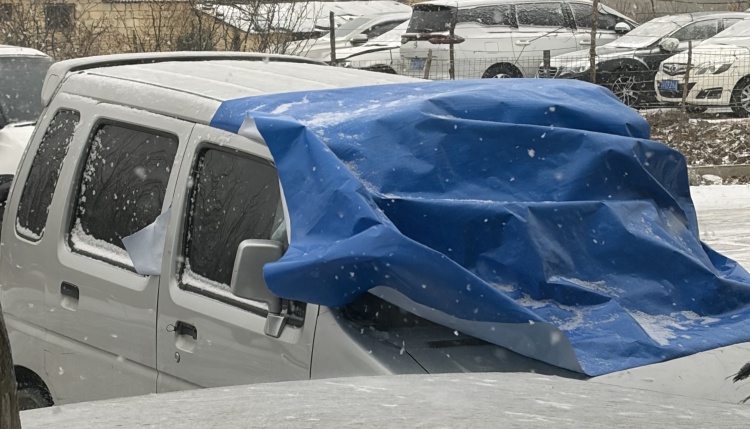 Applicazione di teloni in PE per la copertura dei veicoli in caso di neve